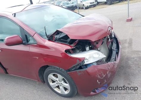 2016 Toyota Sienna Le 8 Passenger z USA, uszkodzony, nr VIN 5TDKK3DC9GS728500